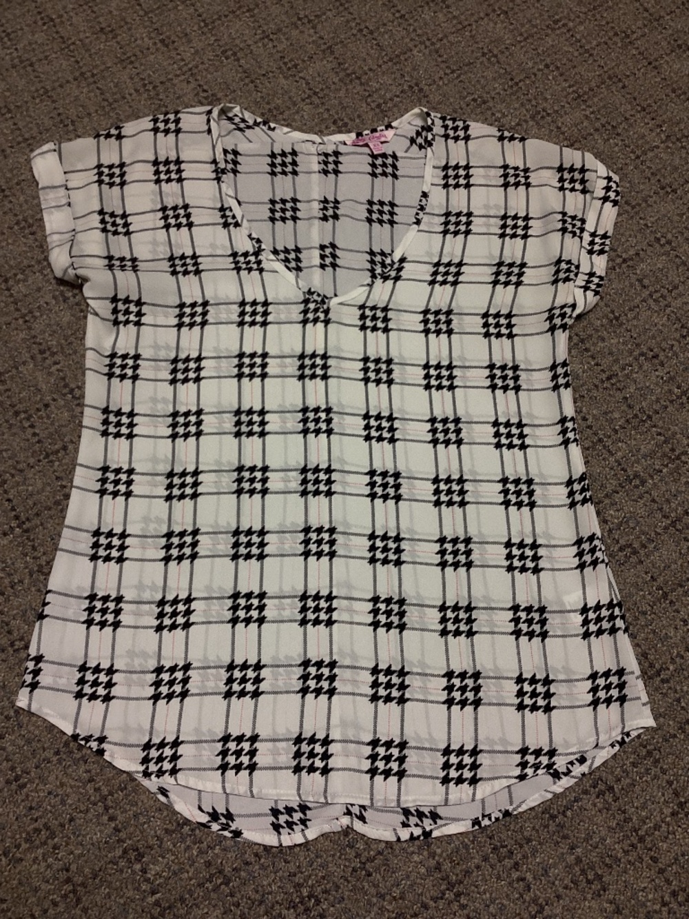 Candie’s Shear V-neck Cream & White Houndstooth Plaid Short Sleeve Blouse XS
